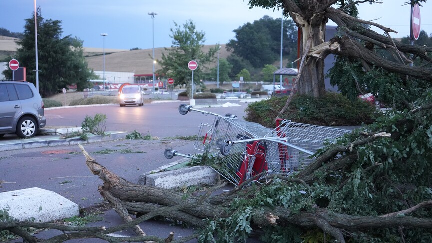 Fransa'nın güneyinde etkili olan kasırga hasara yol açtı haber görseli