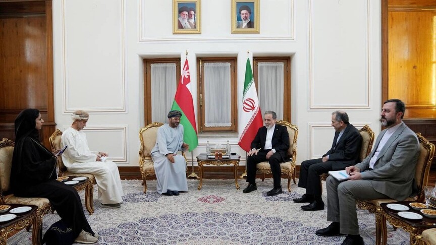 عراقجي يلتقي نظيره العُماني في طهران