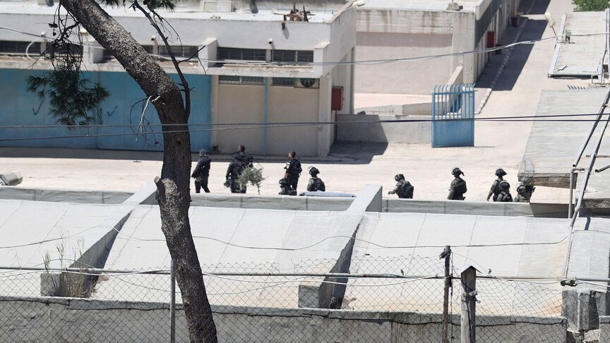 İsrail, işgal ettiği UNRWA Kalendiya Eğitim Merkezi'ndeki güçlerini takviye etti haber görseli