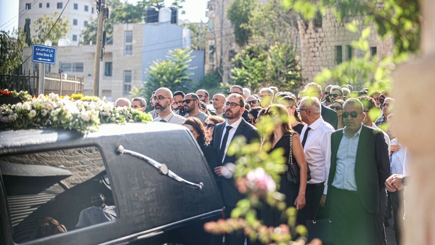 صاحب “جمل المحامل”.. الفنان الفلسطيني سليمان منصور يوارى الثرى