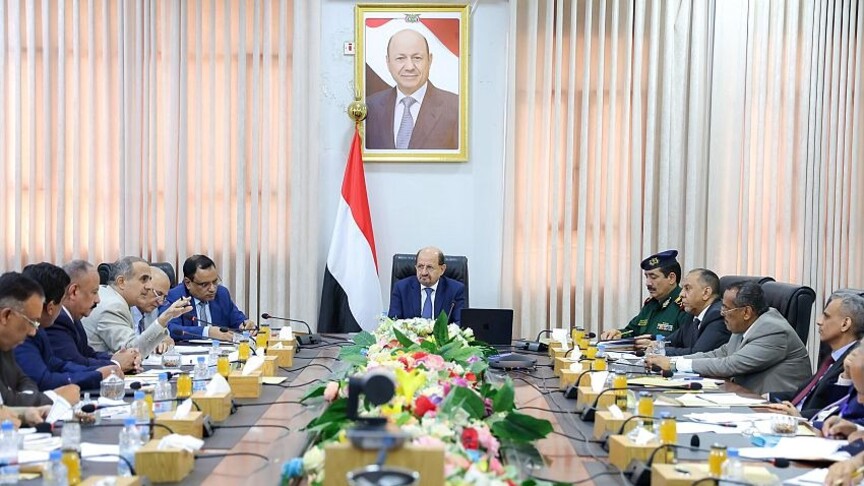 اليمن.. العليمي يوجه بإغلاق أي منفذ أو ميناء يعمل خارج القانون