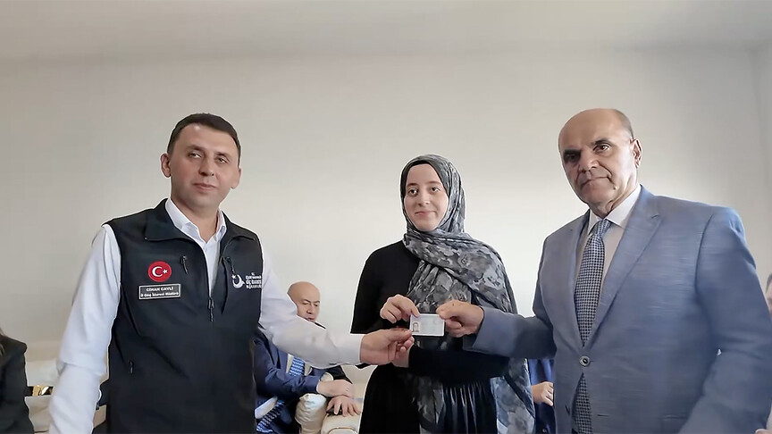 Yeni yuvalarına kavuşan Ahıska Türklerine kimlik kartları teslim edildi haber görseli