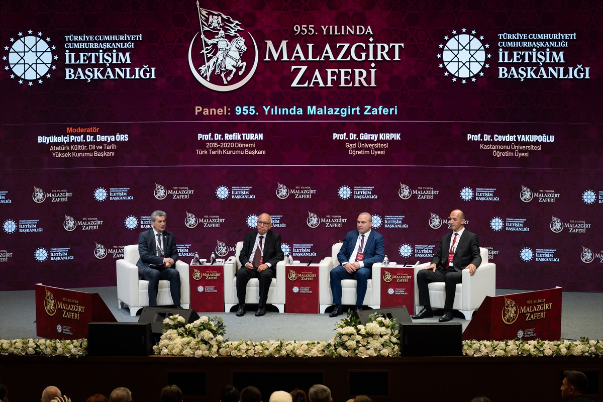 Duran’dan Malazgirt mesajı: Birlik ruhu Türkiye’nin mayasıdır 3 Burhanettin Duran, Malazgirt Zaferi’nin 955. yılında milli birlik mesajı verdi. Duran, 1071’de kurulan birlik ruhunun bugün de sürdüğünü söyledi.