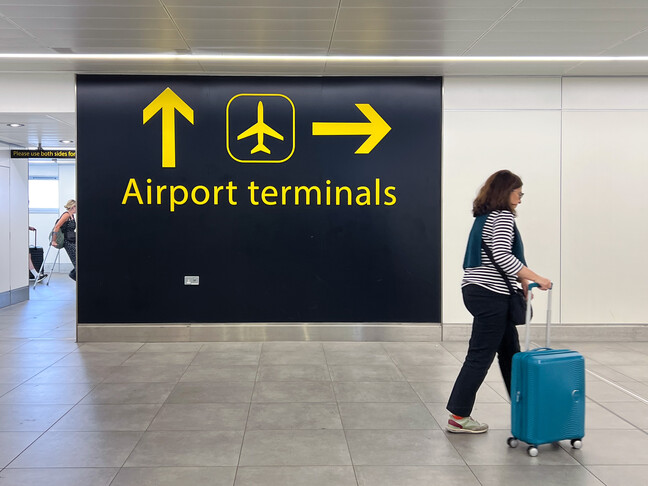 Britani  tri aeroporte përballen me sulme kibernetike  ekspozohen të dhënat e 8 7 milionë klientëve
