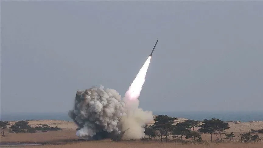 Huthit lëshojnë 4 raketa balistike  3 prej tyre synojnë portin e Mokhas