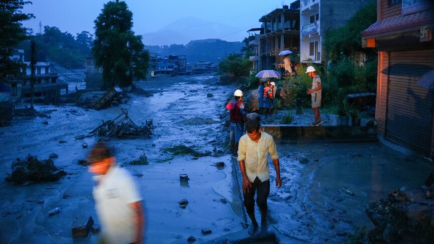 Qindra të vdekur dhe të zhdukur nga vërshimet e menjëhershme dhe rrëshqitjet e dheut në rajonin kufitar Kinë-Nepal