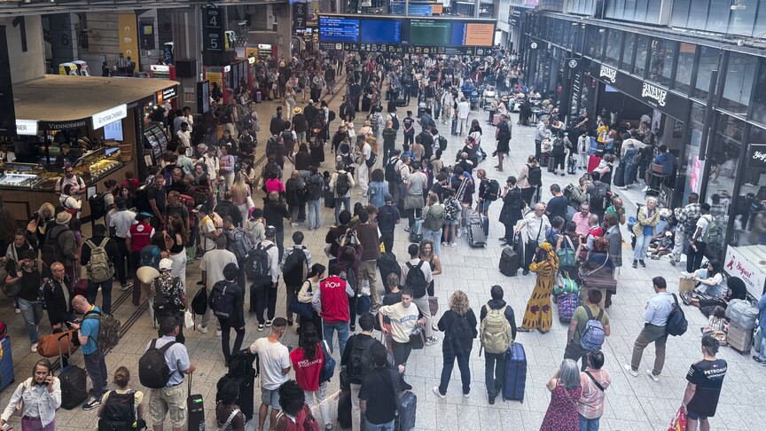 Paris'teki Montparnasse Garı'nda elektrik arızası nedeniyle tren seferleri durduruldu haber görseli