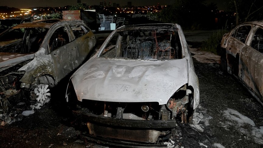 Avcılar'da otomobil galerisinde çıkan yangında 3 araç kullanılamaz hale geldi haber görseli