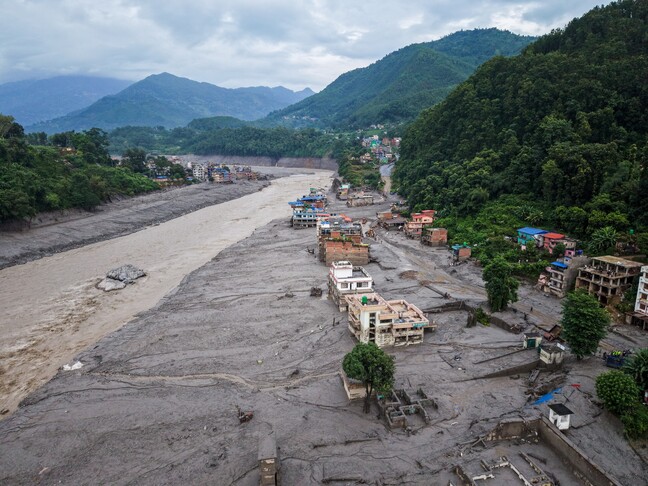 Nepali kërkon nga Meta dhe TikTok të heqin përmbajtjet grafike dhe mashtruese të krijuara me IA për përmbytjet