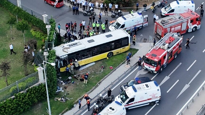 Zeytinburnu'nda İETT otobüsü kazasında 1 kişi öldü, 17 kişi yaralandı haber görseli