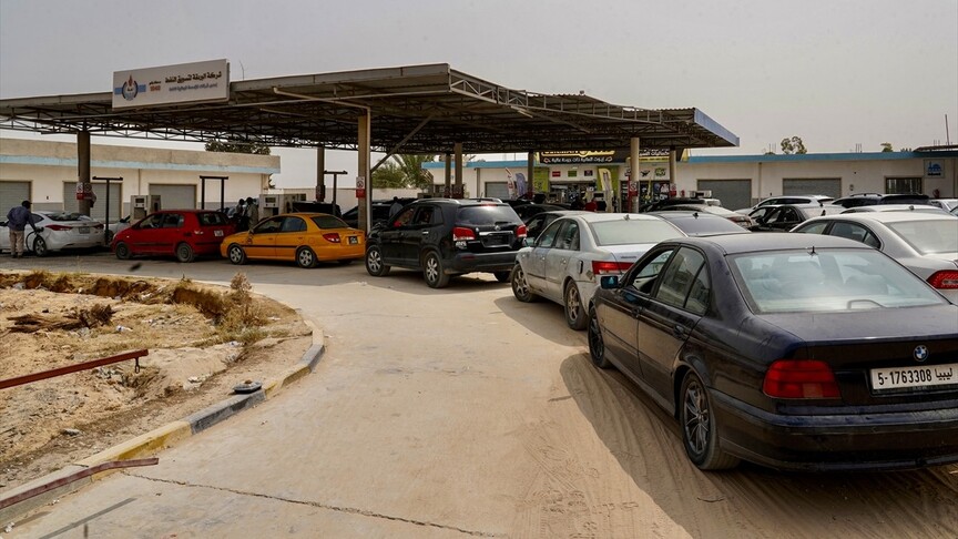 Libya'nın başkenti Trablus'ta yakıt kuyruklarının azaltılması için mobil akaryakıt istasyonları kuruldu haber görseli