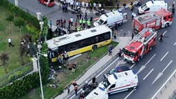 Zeytinburnu'nda İETT otobüsü kazasında 2 kişi öldü, 16 kişi yaralandı