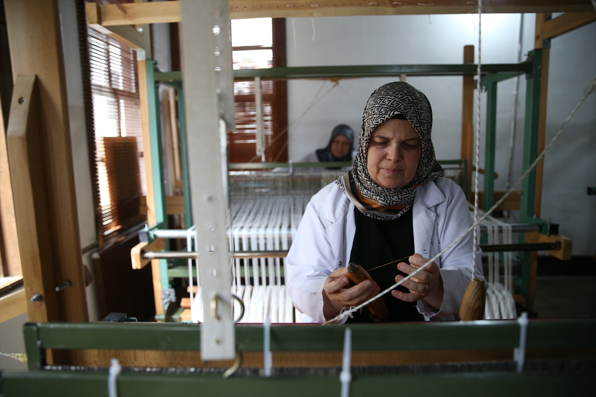 Kurtuluş Savaşı’nın göynek kumaşları yeniden dokunuyor 4 Kurtuluş Savaşı sırasında cephedeki askerlerin iç giyiminde kullanılan göynek kumaşları, yıllar sonra yeniden dokuma tezgahlarına döndü. Milli Mücadele döneminde Kastamonu’da üretilerek orduya gönderilen pamuklu kumaşlar, Kastamonu Olgunlaşma Enstitüsü bünyesinde yeniden üretilmeye başlandı. |TÜRKİYE'DE İŞ DÜNYASI DERGİSİ
