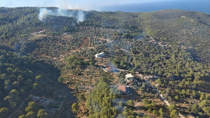 Antalya'nın Kaş ilçesinde çıkan orman yangınına müdahale ediliyor haber görseli