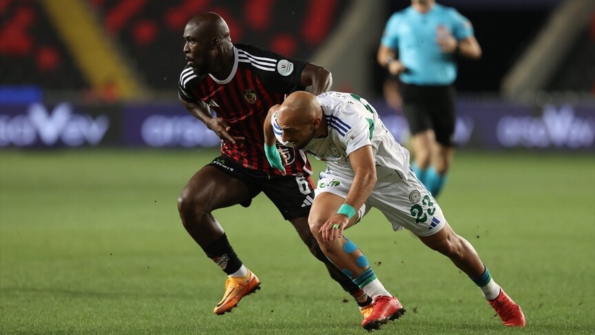 Rizespor, deplasmanda Gaziantep FK'yı 2-1 yendi haber görseli