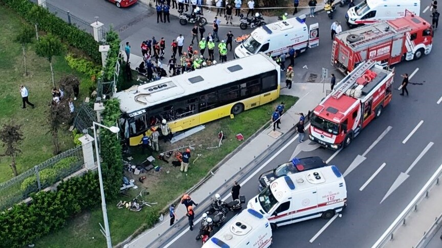 Zeytinburnu'nda 2 kişinin hayatını kaybettiği İETT otobüsü kazası araç kamerasında haber görseli