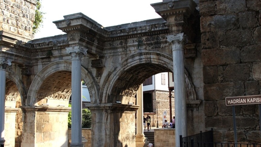 Antalya'daki 1900 yıllık Hadrian Kapısı kentin tarihine ışık tutuyor haber görseli