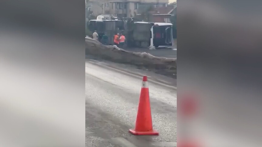 Büyükçekmece'de servis otobüsünün devrildiği kazada 15 kişi yaralandı haber görseli