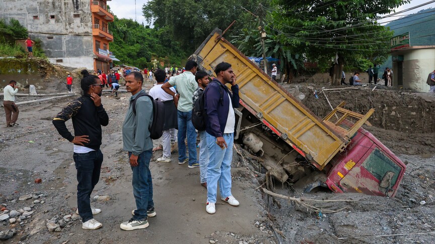 Nepal'deki selde hayatını kaybedenlerin sayısı 734'e yükseldi haber görseli