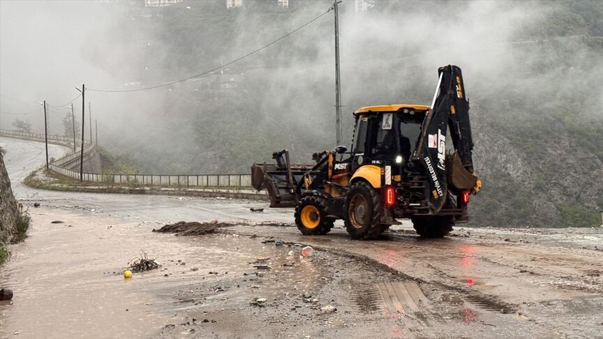Artvin'de sağanak taşkın, su baskını ve heyelanlara yol açtı haber görseli