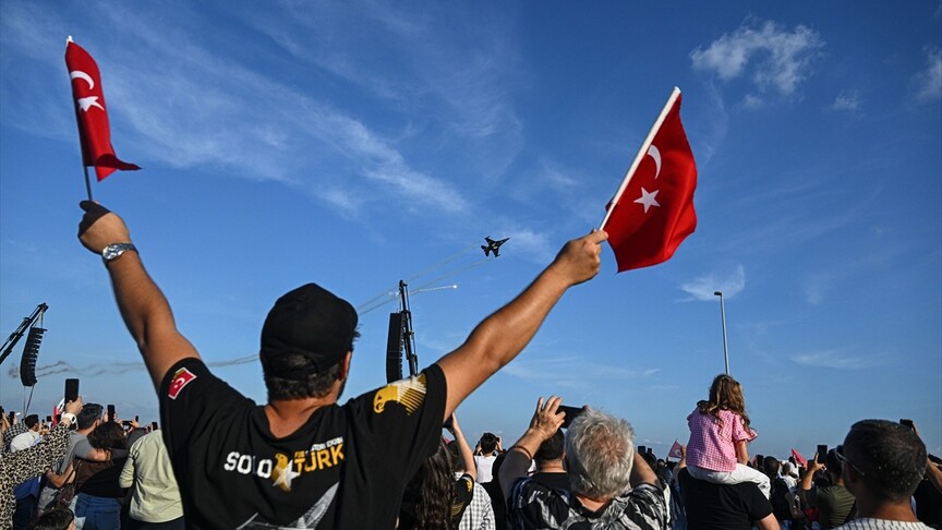 SOLOTÜRK'ün gösteri uçuşuna İstanbullular yoğun ilgi gösterdi haber görseli