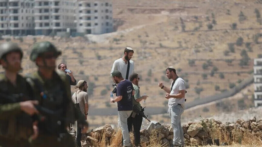 Pushtues izraelitë të maskuar sulmojnë një grua palestineze dhe ekipin e NBC News në Bregun Perëndimor të pushtuar