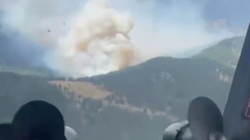 Antalya'da çıkan orman yangınına müdahale ediliyor haber görseli