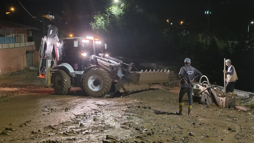 Erzincan'da sağanak taşkın ve su baskınlarına neden oldu haber görseli