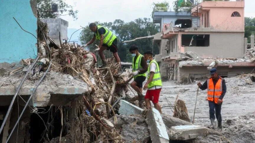 Rritet në 750 numri i të vdekurve nga përmbytjet dhe rrëshqitjet e tokës në Nepal dhe Tibet  mbi 3 000 mbeten të zhdukur