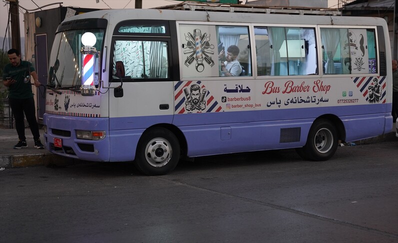 Berberi irakian shndërron autobusin në sallon parukerie  ofron shërbimin për klientët në lokacionet e tyre