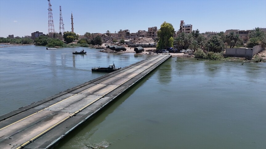 TSK ile Suriye ordusu işbirliğiyle Fırat Nehri üzerine yüzer köprü kuruldu haber görseli