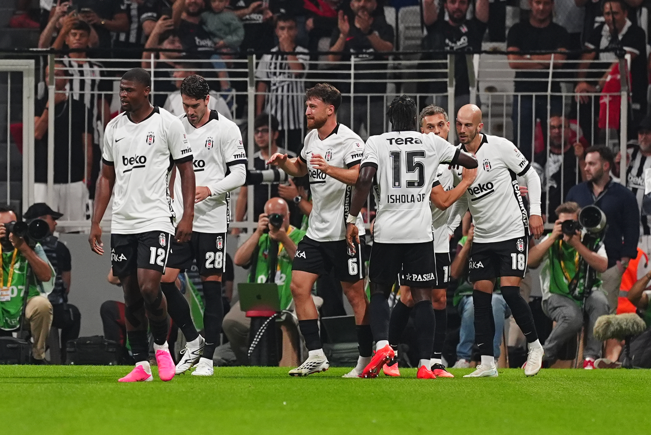 Vlahovic'in yıldızlaştığı maçta Beşiktaş farklı kazandı 1 Vlahovic'in yıldızlaştığı maçta Beşiktaş farklı kazandı