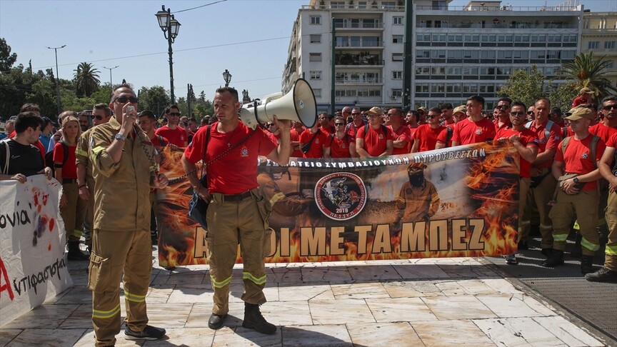 Yunanistan'da mevsimlik itfaiyeciler 12 ay istihdam talebiyle gösteri düzenledi haber görseli