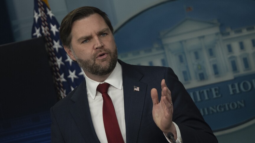 Vance, ABD ordusundaki mühimmat sıkıntısı için Biden yönetimini suçladı haber görseli