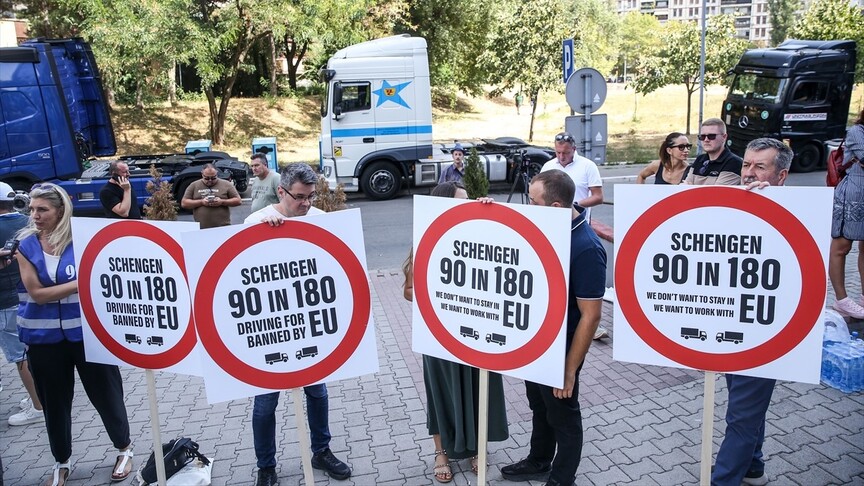 Balkanlar'daki kamyon ve tır şoförleri, AB'nin geçiş kurallarını protesto etti haber görseli
