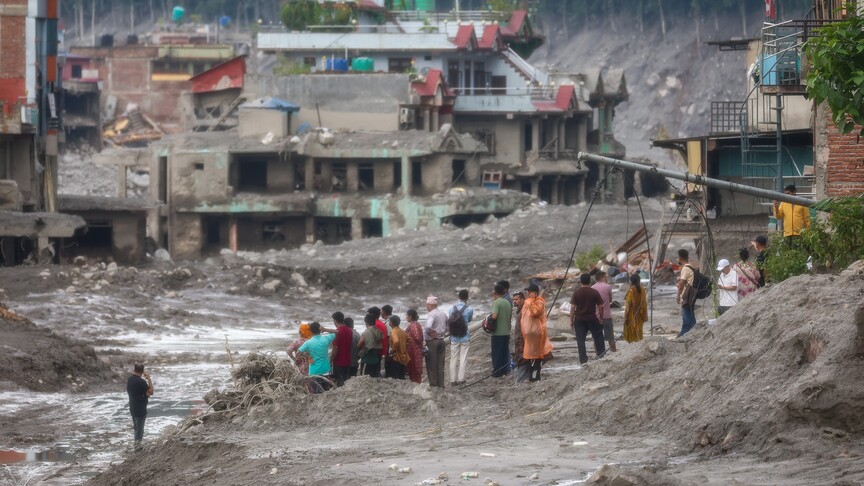 Nepal'deki selde hayatını kaybedenlerin sayısı 903'e yükseldi haber görseli