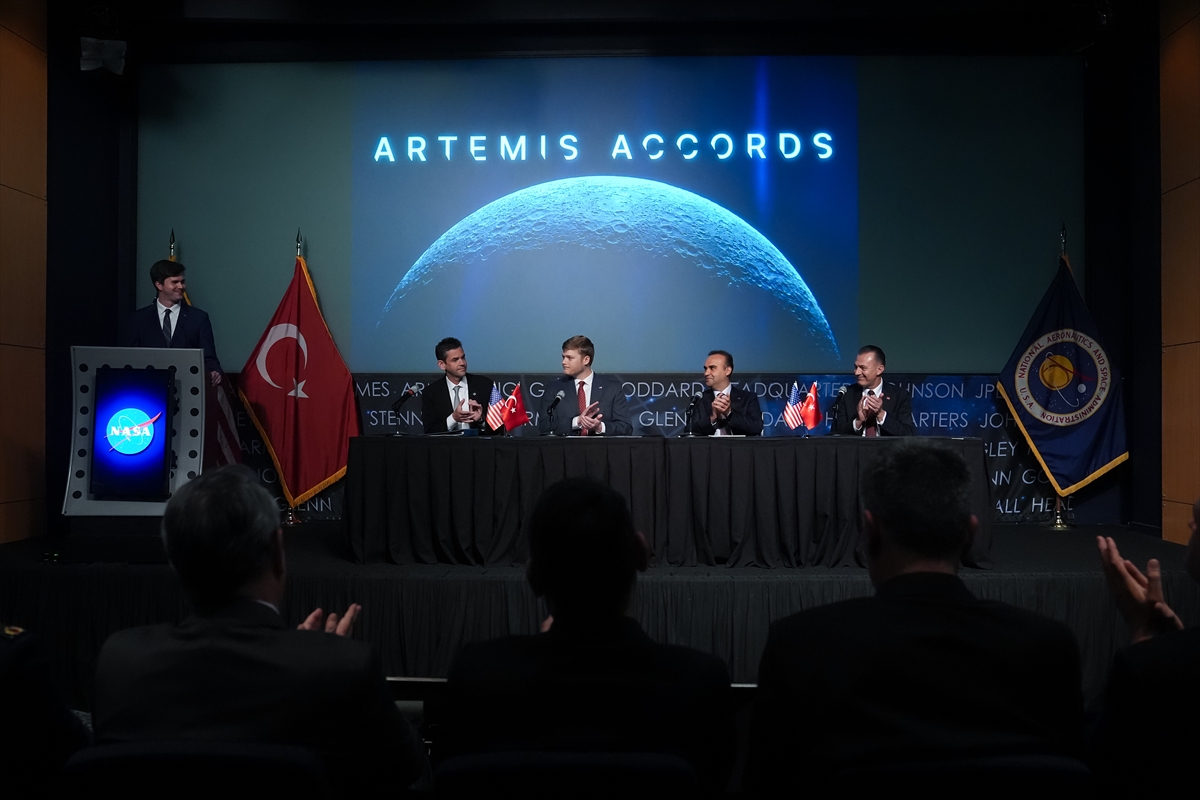 Türkiye Artemis Anlaşmaları’na imza attı 5 Türkiye, Artemis Anlaşmaları’na katılan 71’inci ülke oldu. Bakan Kacır, Türkiye’nin 2027’de hibrit motorlu uzay aracıyla Ay’a ulaşmayı hedeflediğini açıkladı. |TÜRKİYE'DE İŞ DÜNYASI DERGİSİ