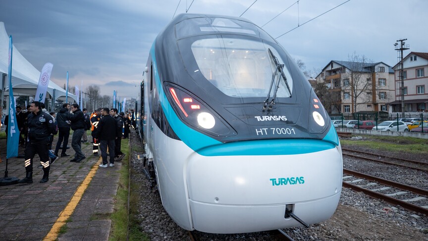 Türkiye’nin ilk Milli Elektrikli Hızlı Treni testlerde saatte 250 kilometre hıza ulaştı. 577 yolcu kapasiteli trenin testleri Eskişehir-Polatlı hattında sürüyor. |TÜRKİYE'DE İŞ DÜNYASI DERGİSİ
