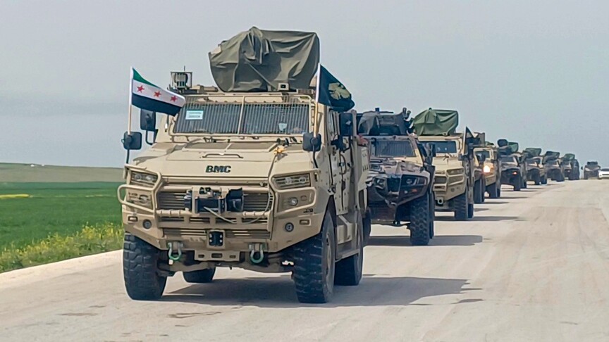 Suriye hükümet güçleri, YPG'nin kendini "feshetmesi" açıklamasından sonra Haseke'ye takviye birlik gönderdi haber görseli
