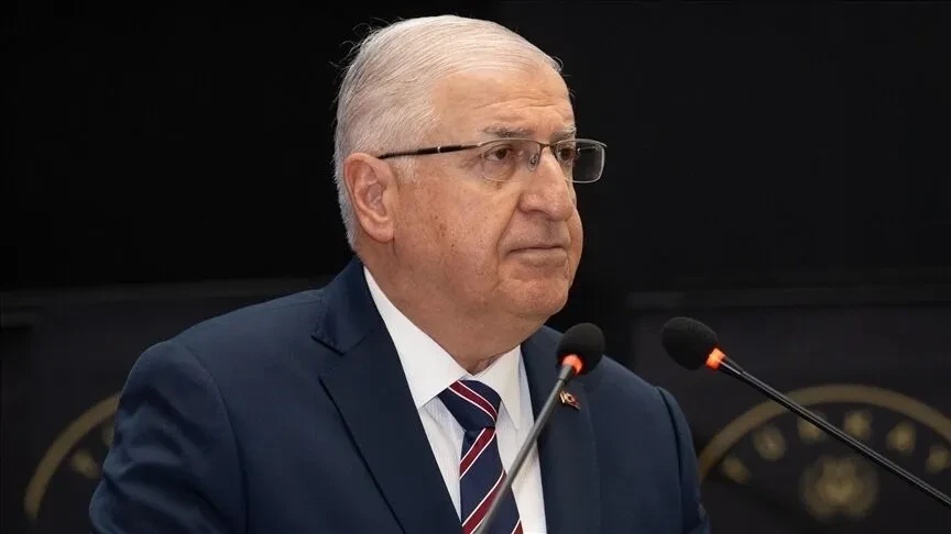Ministri turk i Mbrojtjes diskuton çështjet e mbrojtjes dhe sigurisë me homologun britanik