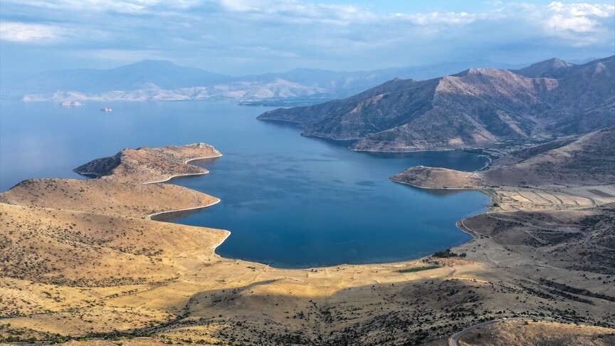Van Gölü'nün eşsiz güzelliklerinden Deveboynu Yarımadası milli park statüsüyle korunacak haber görseli