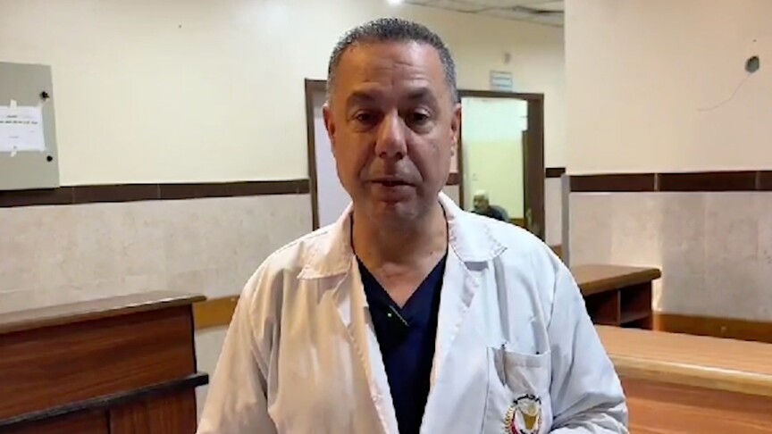 İsrail'in alıkoyduğu Dr. Ebu Safiyye, İsrailli gardiyanların kendisini susturmak için tehdit ettiğini söyledi haber görseli