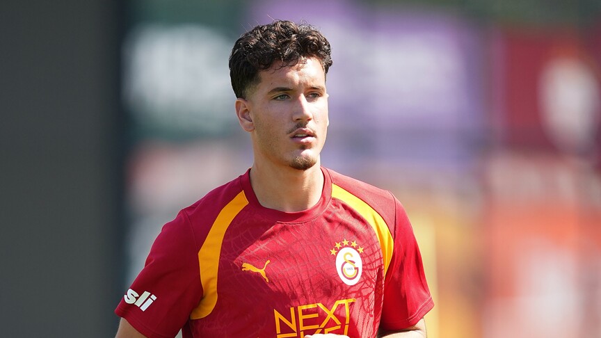 Galatasaray'da yeni transfer Deniz Gül, takımla ilk antrenmana çıktı haber görseli