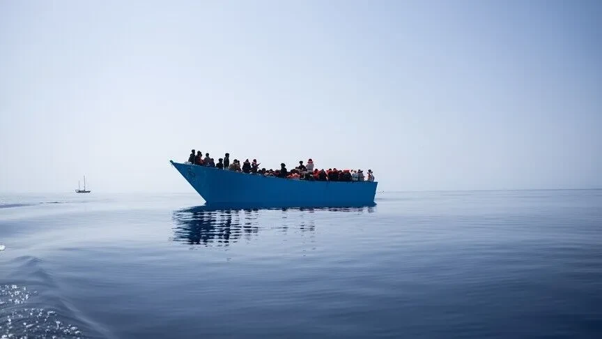 Dyshohet për dhjetëra të vdekur pasi një varkë me emigrantë u gjet pranë Ishujve Kanarie pas 26 ditësh në det