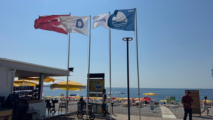 Antalya'nın plajları mavi bayrak ve dumansız uygulamayla korunuyor haber görseli
