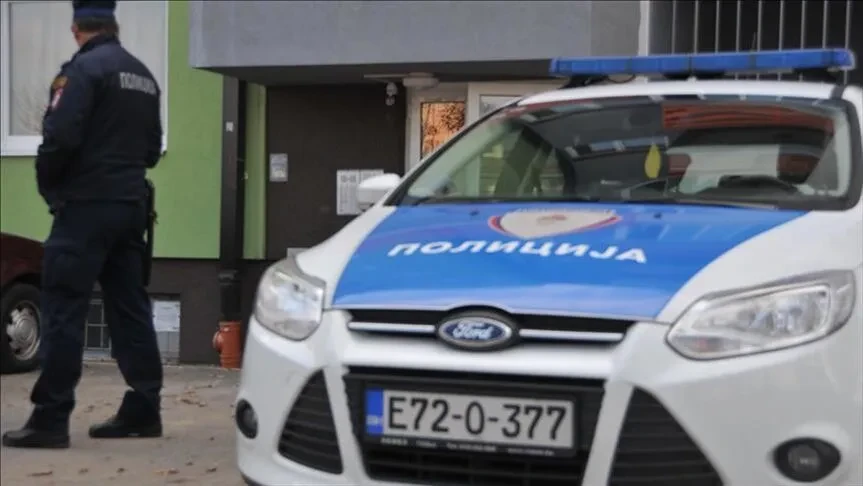 Policia e Bosnjë e Hercegovinës parandalon kalimin e paligjshëm të afro 100 emigrantëve në kufirin me Kroacinë