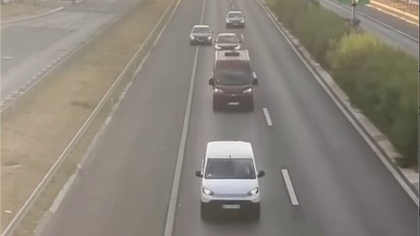 Avioni i qeverisë serbe me trupin e kriminelit të dënuar të luftës Ratko Mlladiq ulet në aeroportin e Beogradit