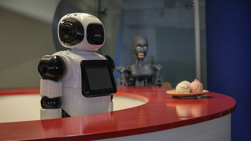 Yerli üretim robot teknoparkta danışma görevlisi oldu haber görseli