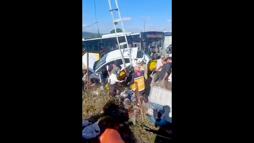 Sultanbeyli'de İETT otobüsü ile otomobilin çarpışması sonucu 4 kişi yaralandı haber görseli