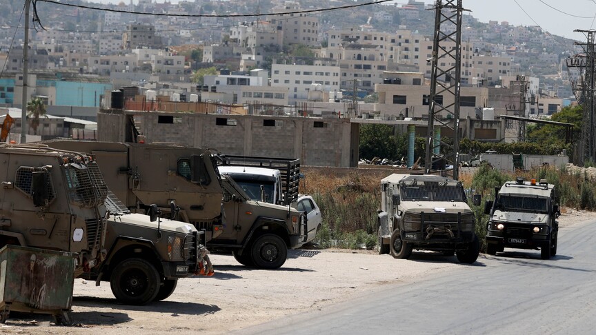 İsrail ordusu, baskın düzenlediği Nablus'ta "karargaha çevirdiği" binada Filistinlileri sorguladı haber görseli